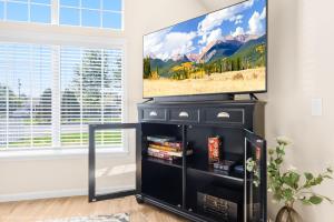 CDA Getaway! King Beds, Gear Storage, RV & Trailer Parking, 1 Mile to the Lake!