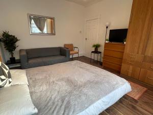 3 Bed House 2 min to Tube and Free Parking