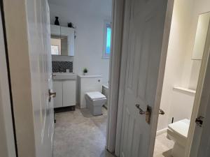 3 Bed House 2 min to Tube and Free Parking