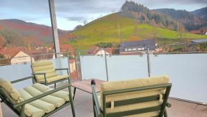 Black Forest -5- I Design I 2 Etagen I Terrasse & Balkon mit Ausblick I Boxspring I Parkplatz