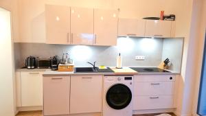Black Forest -5- I Design I 2 Etagen I Terrasse & Balkon mit Ausblick I Boxspring I Parkplatz