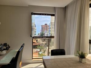 Apartamento 2 suites, vista mar, Piscina Climatizada no condominio, 1 quadra mar