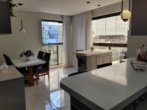 Apartamento 2 suites, vista mar, Piscina Climatizada no condominio, 1 quadra mar