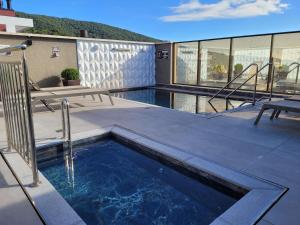 Apartamento 2 suites, vista mar, Piscina Climatizada no condominio, 1 quadra mar