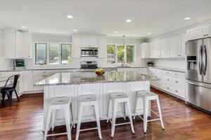 Month to Month and Seasonal Luxury Lakefront 5 bed 5 5 bath Estate Home