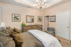 Stylish 2BR Townhome w Garage & Patio Perfect for Stays or Assignments