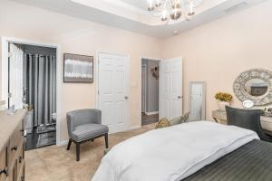 Stylish 2BR Townhome w Garage & Patio Perfect for Stays or Assignments