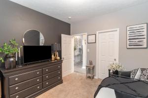 Stylish 2BR Townhome w Garage & Patio Perfect for Stays or Assignments