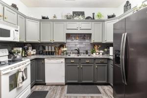 Stylish 2BR Townhome w Garage & Patio Perfect for Stays or Assignments