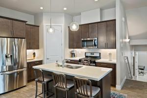Pinnacle Pines Forest Views Modern Home with EV Charger Direct Trail Access