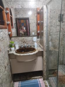 Excelente casa a 40 metros da Praia e 100 m do Shopping Peró ! Suítes com ar condicionado