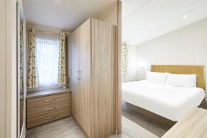 Audley Lodge with Hot Tub