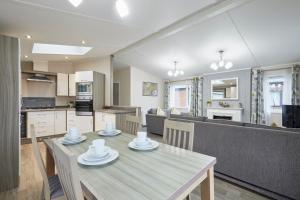 Audley Lodge with Hot Tub