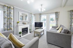 Audley Lodge with Hot Tub