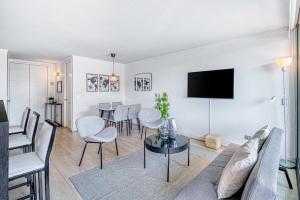 Nordic Home - 2BR Parking Wifi & Shopping Mall