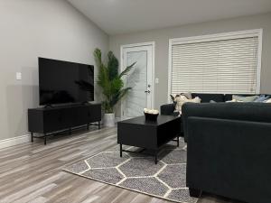 Luxury Home close to Windsor Airport and Detroit border, sleeps 11 guest