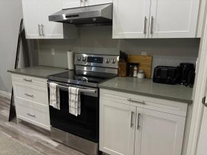 Luxury Home close to Windsor Airport and Detroit border, sleeps 11 guest
