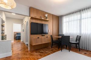 Charming and comfortable, 2 blocks from Leblon beach!