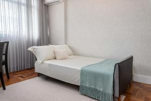 Charming and comfortable, 2 blocks from Leblon beach!