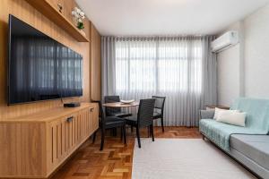 Charming and comfortable, 2 blocks from Leblon beach!