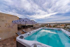 Rooftop Luxury Penthouse Huge Jacuzzi & Grill