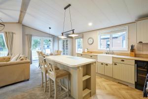 Waters Edge Lodge with Hot Tub