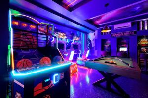 9BR Home in Champions Gate w Gameroom & Pool + Bar