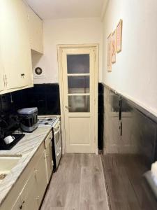 Departamento de dos ambientes sobre avenida Colón