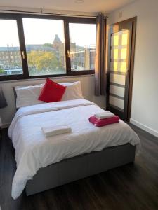 Heart of Hoxton 4 Bed Flat Zone 1 Balcony