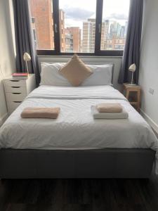 Heart of Hoxton 4 Bed Flat Zone 1 Balcony