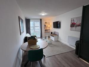 Central & Rare AntiqueQuarter