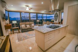 Modern condo 9 minutes from the beach