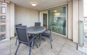 2 Bedroom Cozy Apartment In Oostende