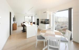 2 Bedroom Cozy Apartment In Oostende