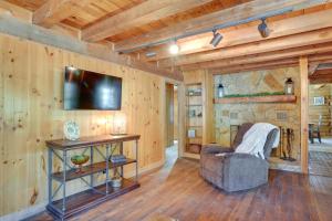 Kentucky Lake Access! Family Log Cabin w Deck