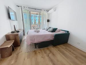 Sunny studio on a high floor with terrace