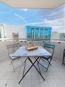 Sunny studio on a high floor with terrace