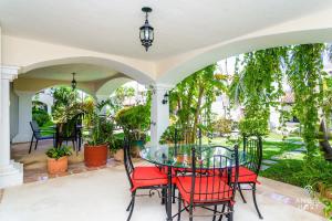 Oceanside Beach house Pool & Short walk to Beach