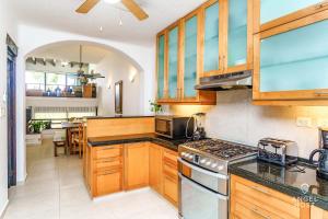 Oceanside Beach house Pool & Short walk to Beach