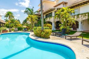 Oceanside Beach house Pool & Short walk to Beach