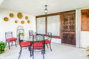 Oceanside Beach house Pool & Short walk to Beach