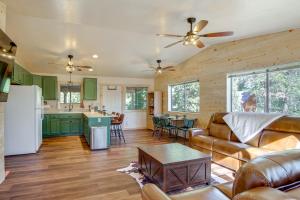 High Noon Hideaway: Zion Cabin w Fire Pit!