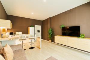 Kosta Homes - Modern Coastal Getaway 400m from Sea