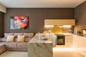 Kosta Homes - Modern Coastal Getaway 400m from Sea