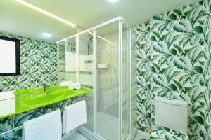 Kosta Homes - Modern Coastal Getaway 400m from Sea