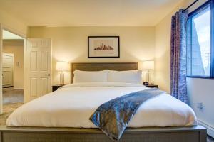 Free Parking Dishwasher and Balcony near Medical Centers