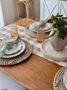 Walk to Beach - Coastal Beach House Retreat