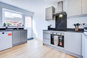 Modern 4 Bed Home with Driveway