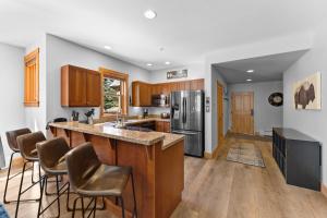 Red Hawk Townhome 2327 ; 2 100