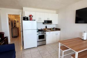 Direct Oceanfront 1BR Balcony King Bed Beach Access